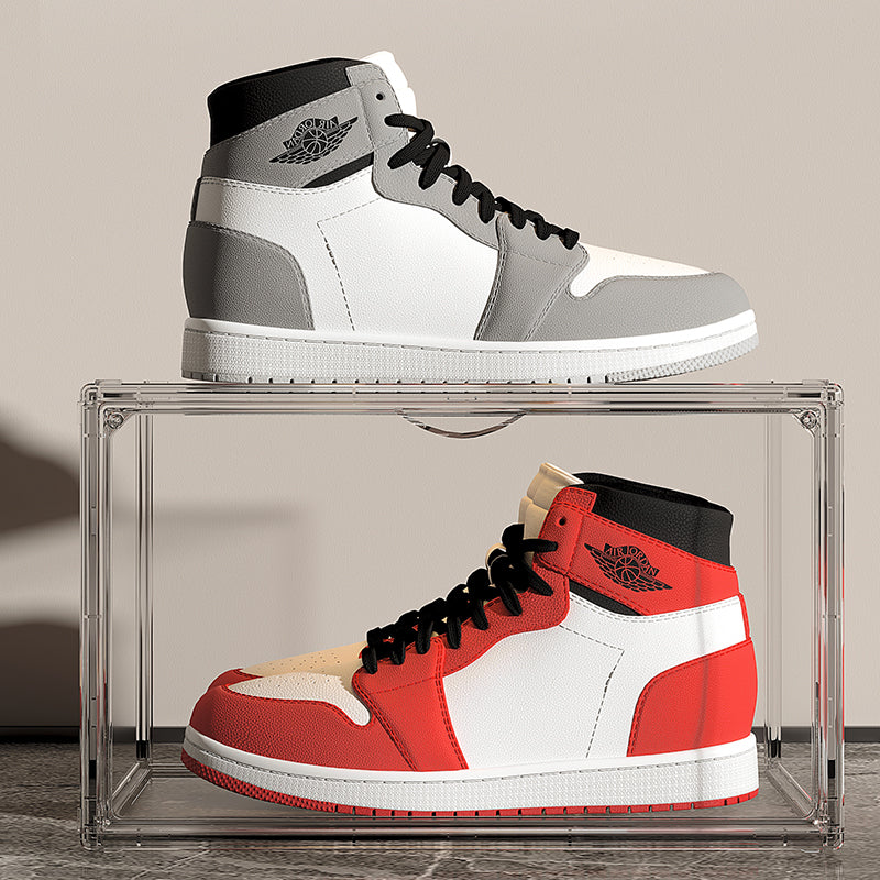 Transparent og stabelbar skoboks i klar plast med lukket magnetlåge til sneaker opbevaring