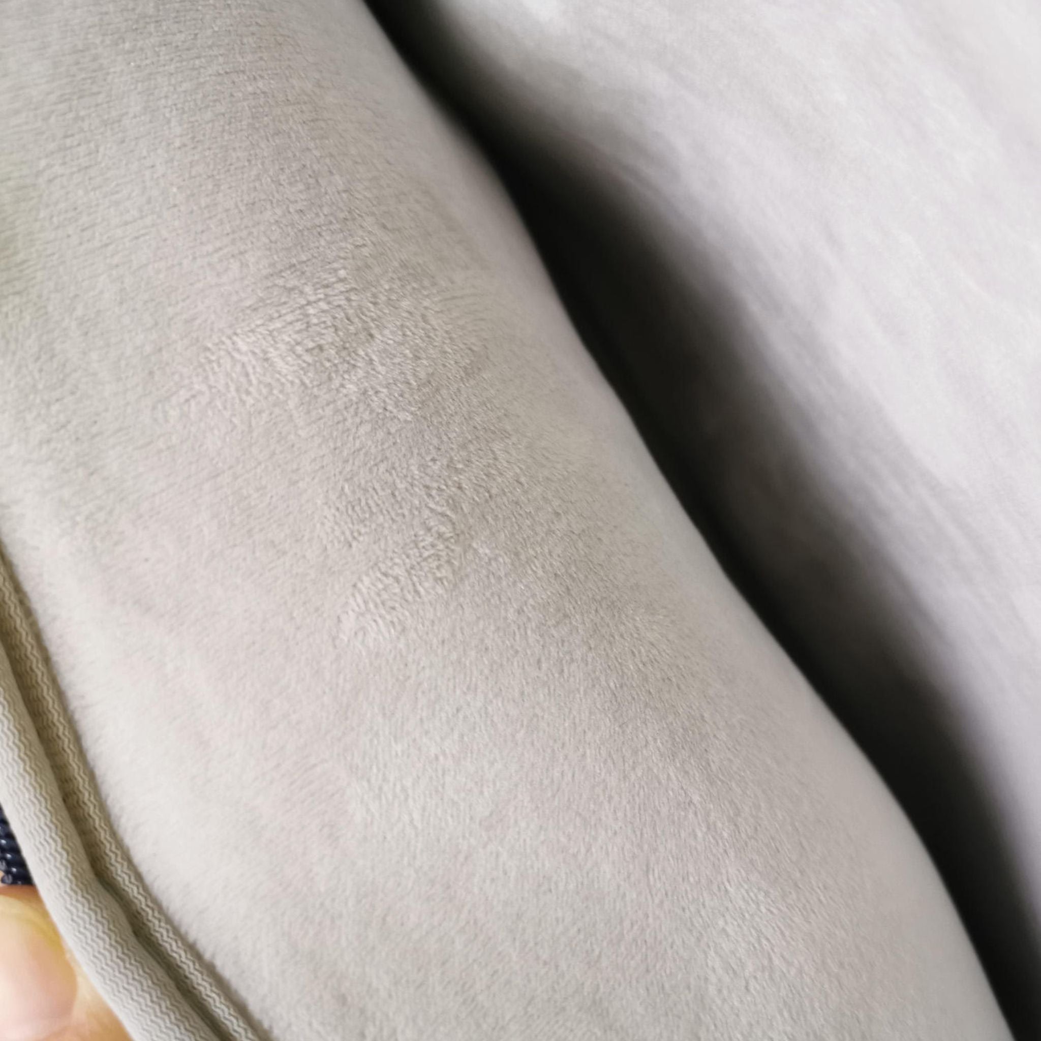 Bestil et let og tyndt 15 tommer nylon laptop sleeve til sikker hverdags- og rejsebrug i tasken.